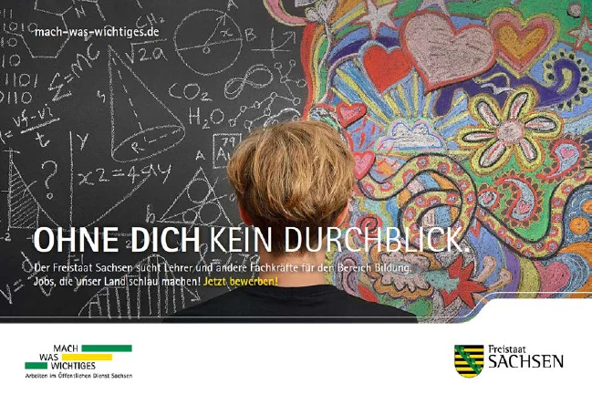 Ein Plakat mit der Aufschrift »Ohne Dich kein Durchblick.« Vor einer Tafel steht ein junger Mann.