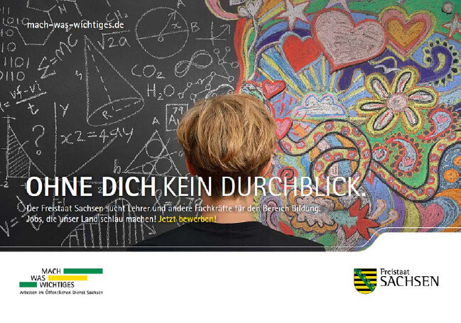 Ein Plakat mit der Aufschrift »Ohne Dich kein Durchblick.« Vor einer Tafel steht ein junger Mann.