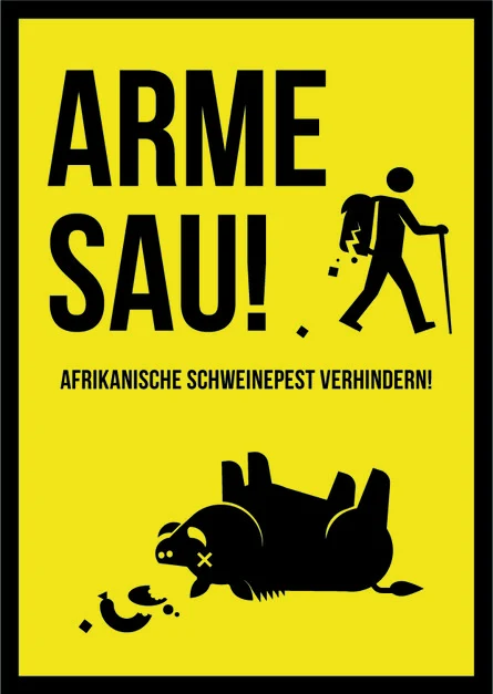 Ein Plakat mit der Aufschrift »Arme Sau Afrikanische Schweinepest verhindern« Zudem befinden sich eine Wanderer mit offenem Rucksack und ein totes Schwein auf dem Plakat.