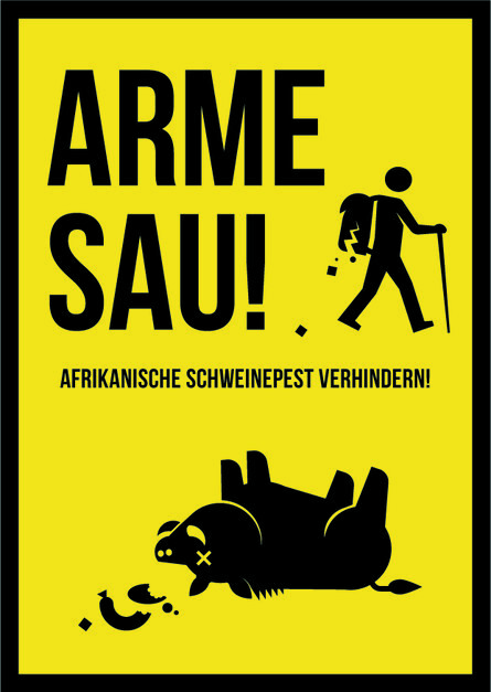 Ein Plakat mit der Aufschrift »Arme Sau Afrikanische Schweinepest verhindern« Zudem befinden sich eine Wanderer mit offenem Rucksack und ein totes Schwein auf dem Plakat.