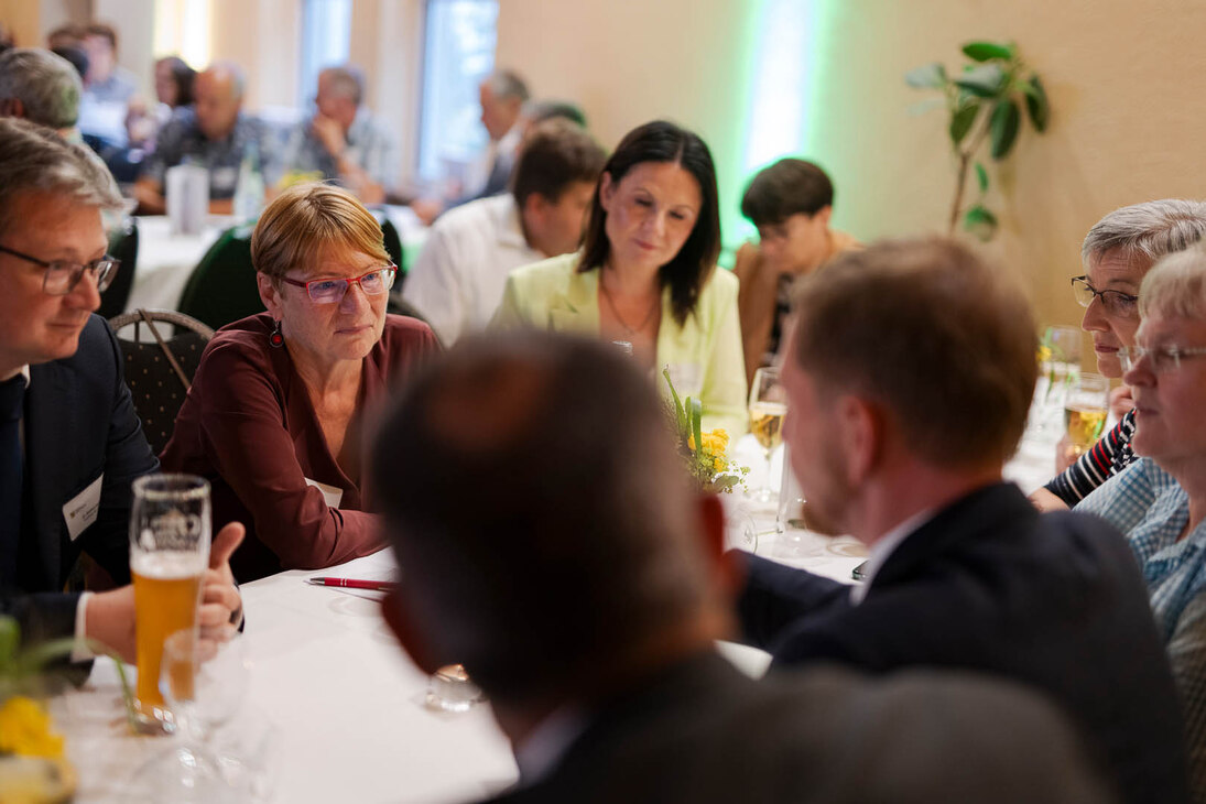 Männer und Frauen unterhalten sich.