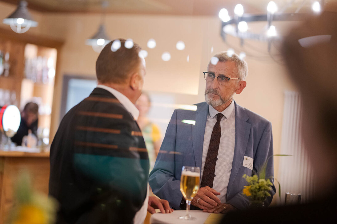 Zwei Männer im Gespräch.